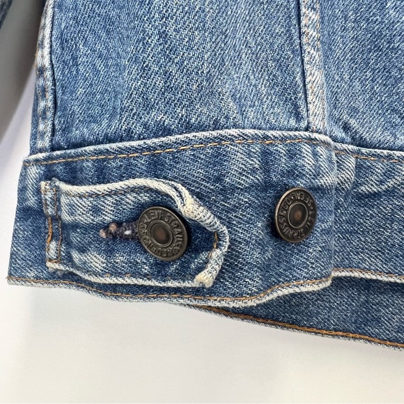 Levi's Vintage Jean Jacket Women’s Medium Distressed Denim Relaxed Trucker Fit - Picture 7 of 9